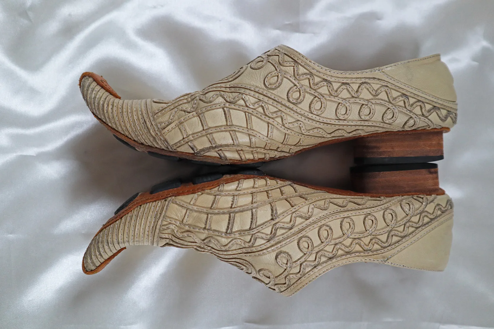 ❧ vintage leather jester shoes ❧