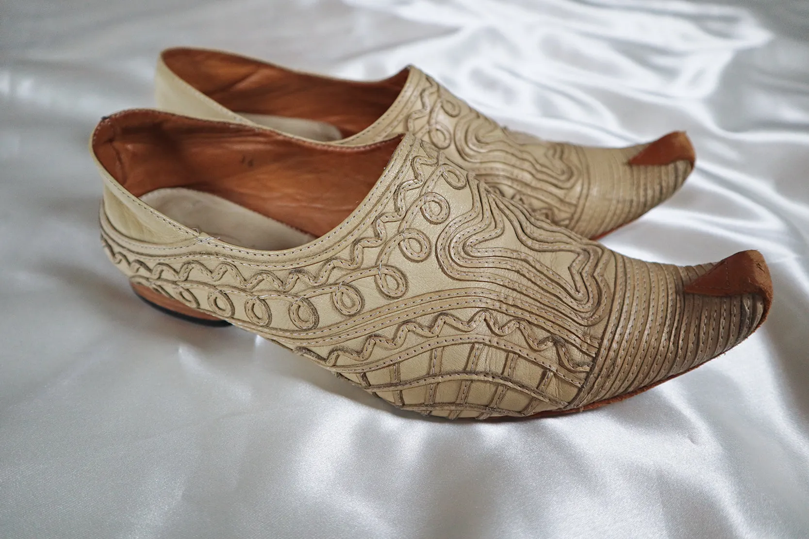 ❧ vintage leather jester shoes ❧