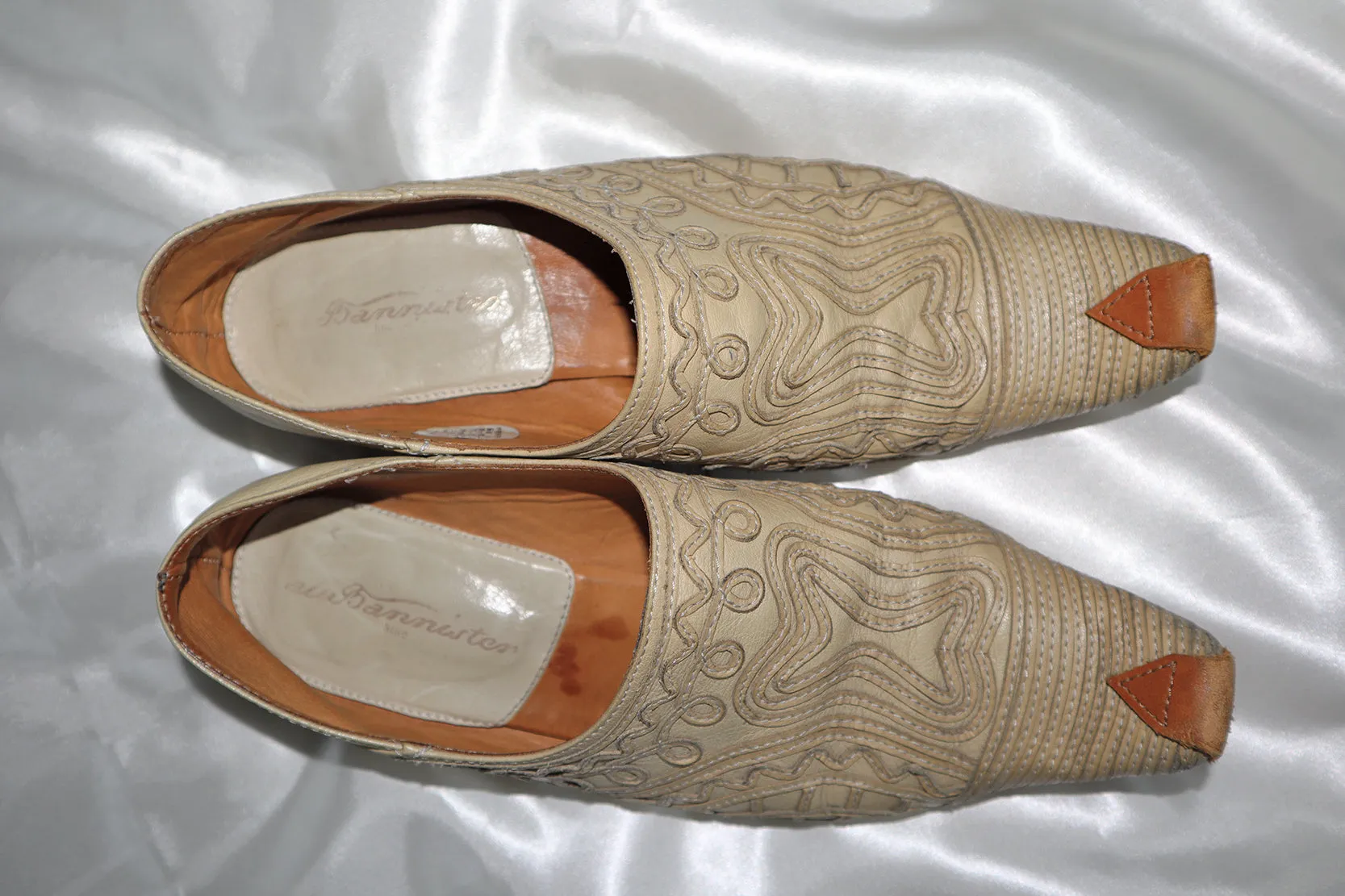 ❧ vintage leather jester shoes ❧