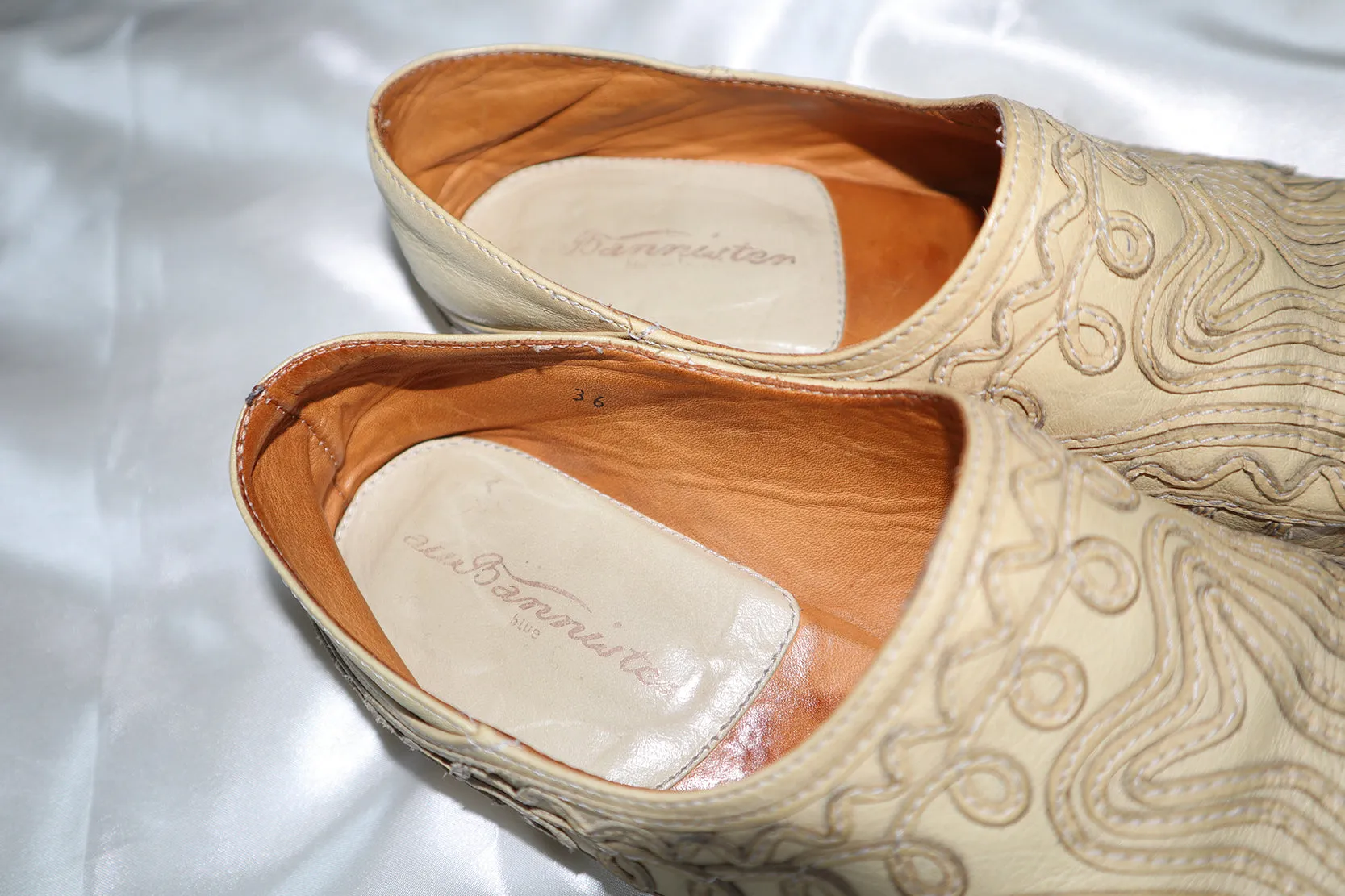 ❧ vintage leather jester shoes ❧