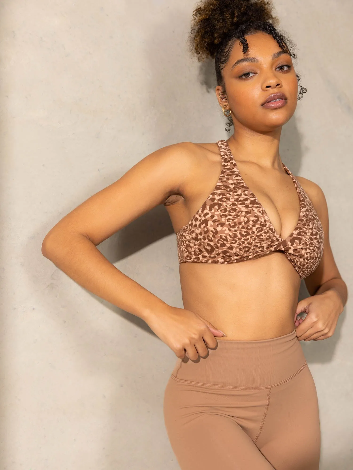 Momentum Twist Sports Bra - Mocha Leopard