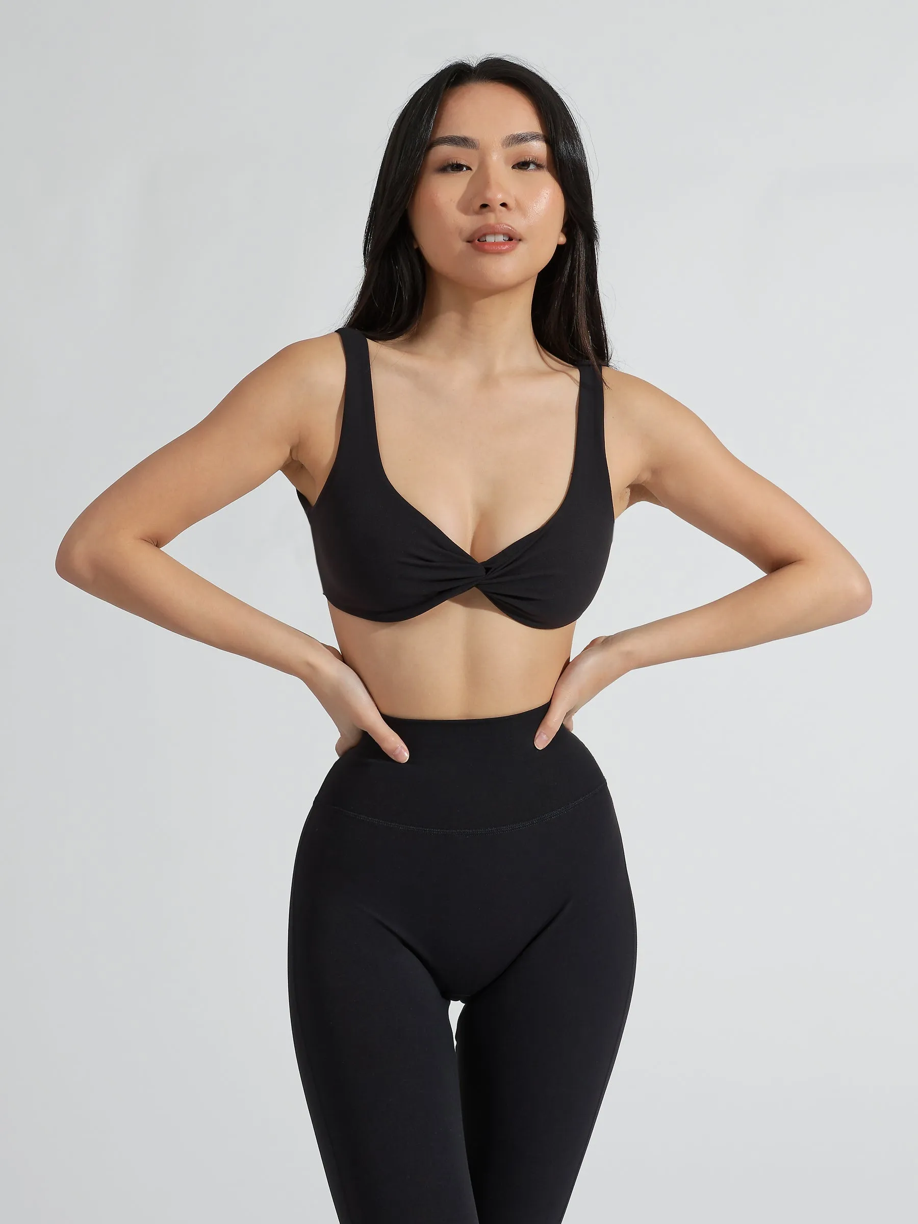 Twisted Sports Bra - Onyx Black